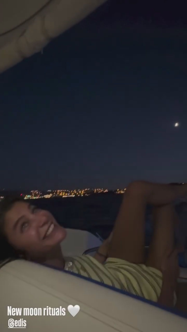 A kiss from Edis to his close friend Berrak Tüzünataç on the boat