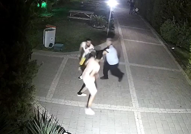 He beat the little child with kicks and punches in the site garden