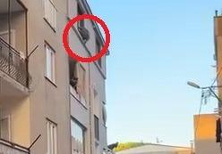 Breathtaking moments in the fire! She first threw her child, then jumped herself