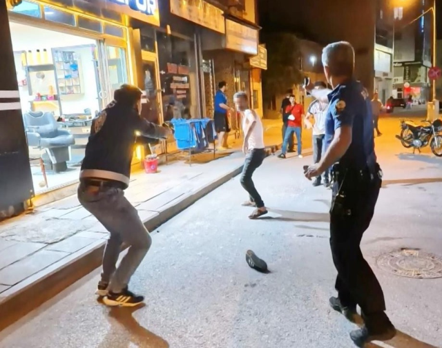 A street fight broke out! They attacked the police with a knife, here are the moments