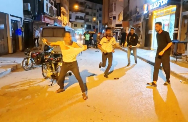 A street fight broke out! They attacked the police with a knife, here are the moments