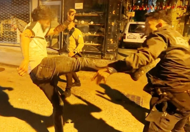 A street fight broke out! They attacked the police with a knife, here are the moments