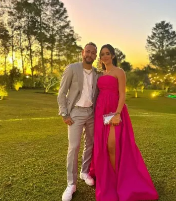 The fiancée of the famous footballer with a pimple on her lip became unrecognizable