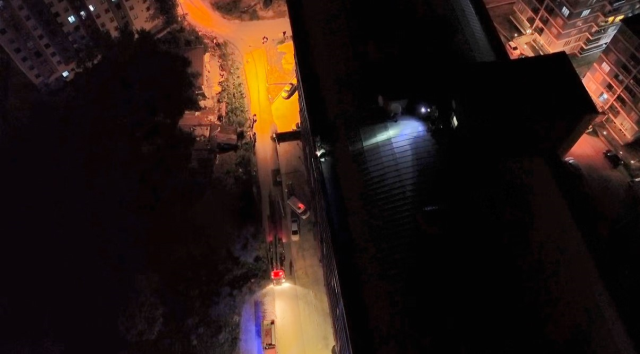 Two people fell while trying to save the neighbor girl who went up to the roof