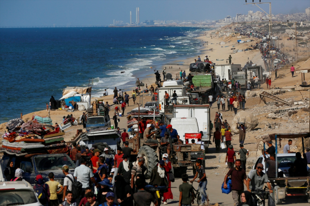 Israeli trucks loaded with explosives have entered Gaza, and the number of people fleeing the city is steadily increasing