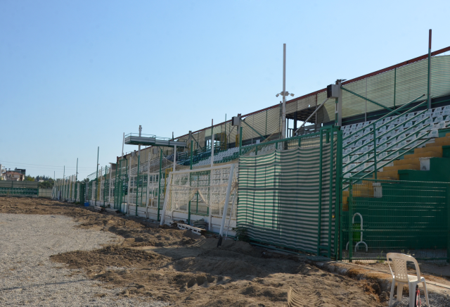 The renovation work at the stadium has stopped! Fans are reacting