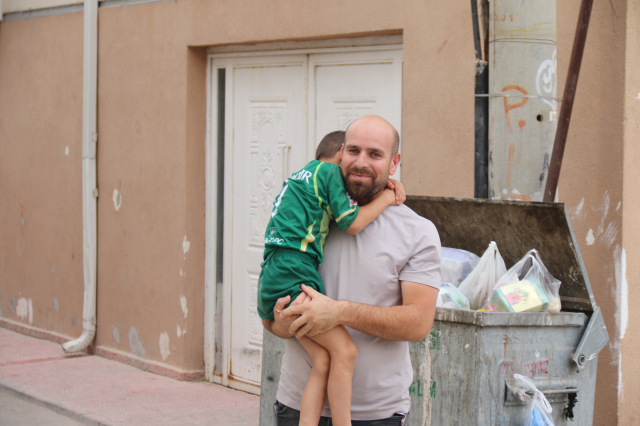 6-year-old child threw a box full of gold into the street, the woman who found it disappeared