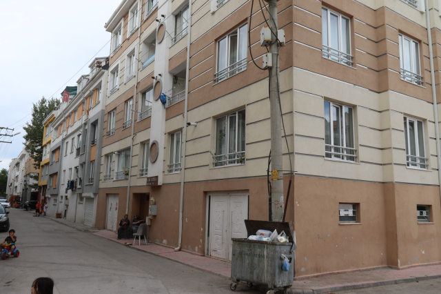 6-year-old child threw a box full of gold into the street, the woman who found it disappeared