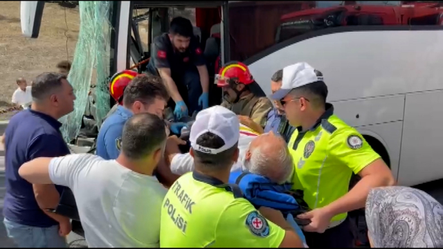 The passenger bus crashed into the truck! There are many injured