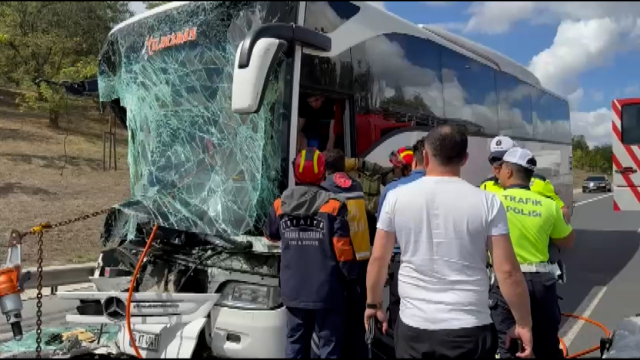 The passenger bus crashed into the truck! There are many injured