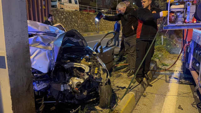 The car that crashed into the overpass was split in half: 2 people lost their lives