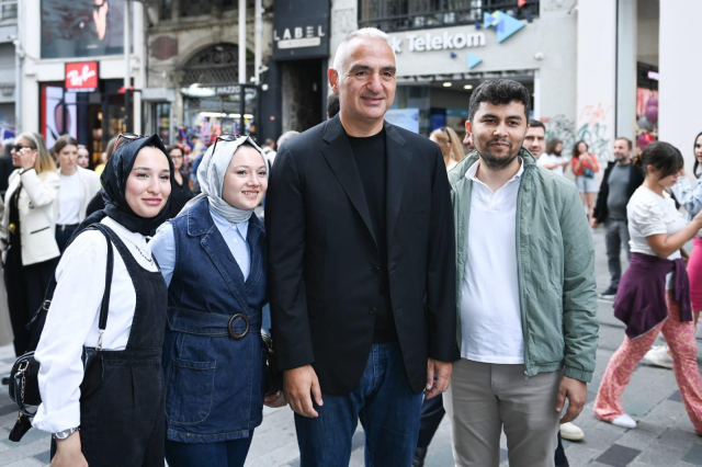 Minister Ersoy went on an art tour in Beyoğlu with his wife