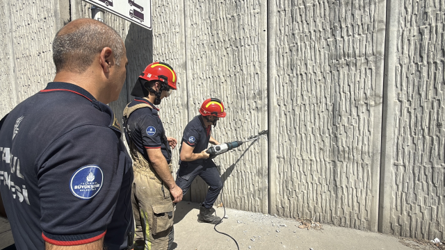 Stuck for days between a 15-meter wall in Istanbul, those who heard the sounds reported it