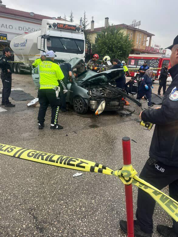 The car crashed into a parked tanker: 3 dead, 2 injured