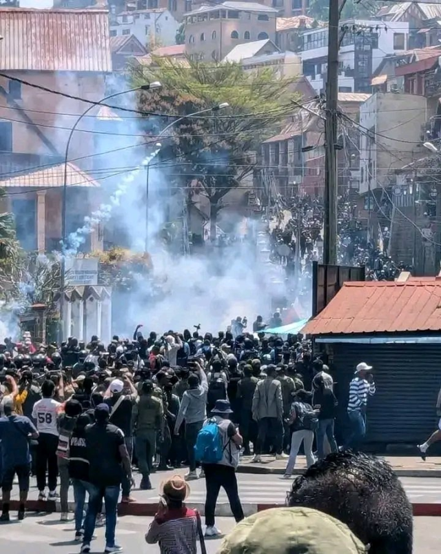 Protests have plunged the country into chaos! The President dissolved the cabinet