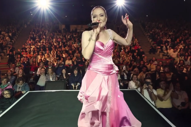 The Beyaz Show duel has returned! Candan Erçetin hit Beyaz Öztürk from the stage