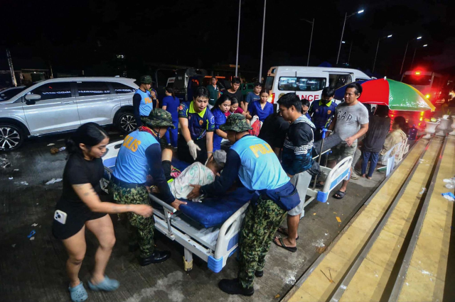 The death toll from the 6.9 magnitude earthquake that struck the Philippines has risen to 61