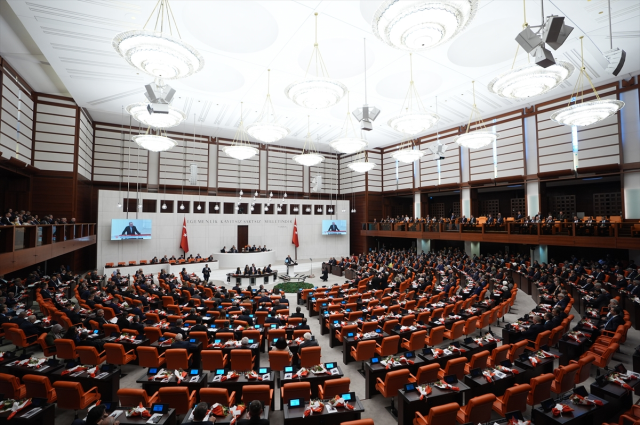 During the opening of the Parliament, the DEM Party and İYİ Party welcomed President Erdoğan on their feet