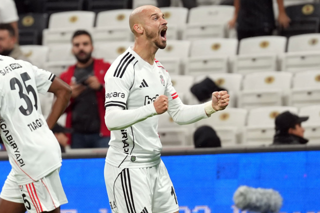 20 football players from Galatasaray and Beşiktaş will experience a first in the derby