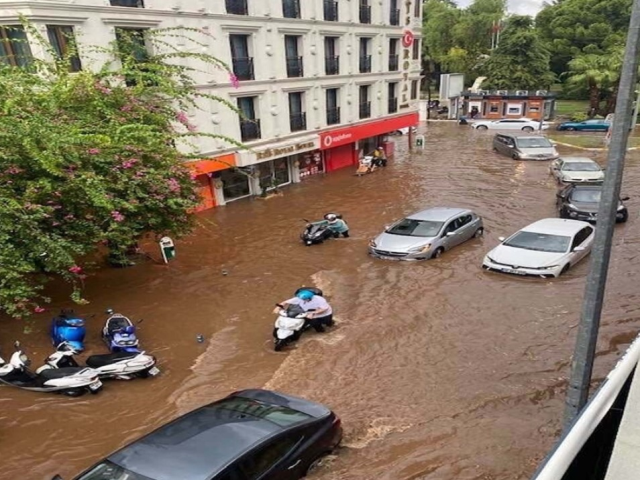 They even turned the disaster into entertainment! Interesting images from the city hit by the flood