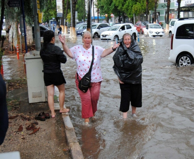 They even turned the disaster into entertainment! Interesting images from the city hit by the flood