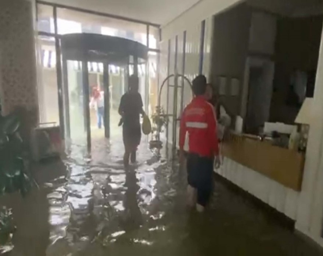 They even turned the disaster into entertainment! Interesting images from the city hit by the flood