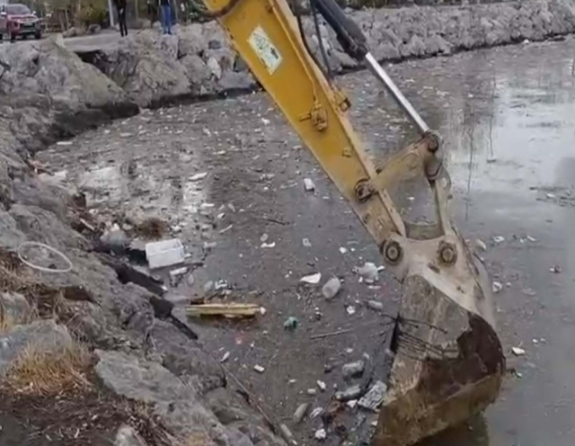 Heavy rain hit İzmir! The road collapsed, and a moving vehicle fell into the collapse