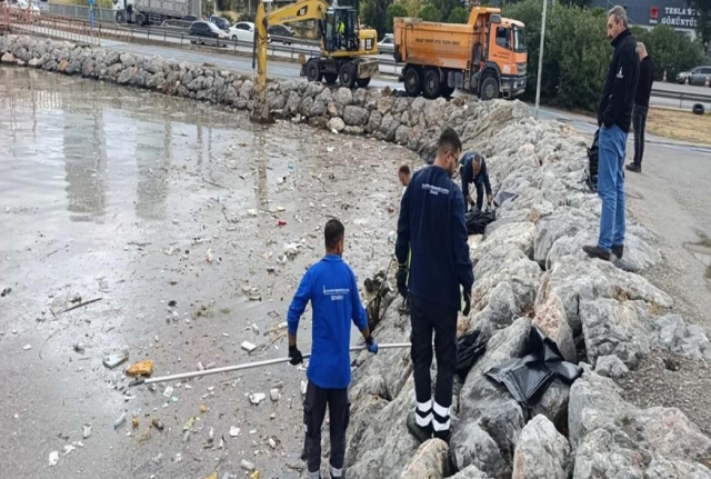 Heavy rain hit İzmir! The road collapsed, and a moving vehicle fell into the collapse