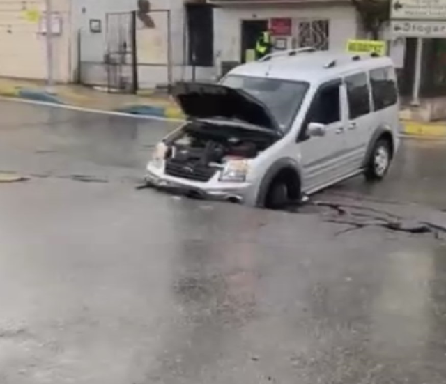 Heavy rain hit İzmir! The road collapsed, and a moving vehicle fell into the collapse