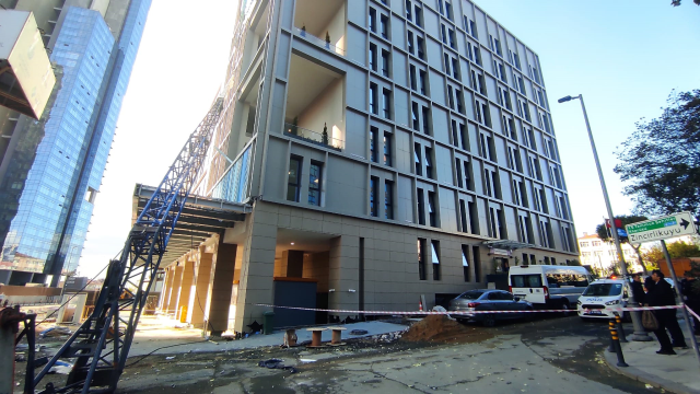 A disaster was averted at the residential construction site! The crane collapsed onto a student dormitory
