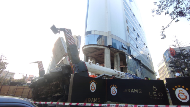A disaster was averted at the residential construction site! The crane collapsed onto a student dormitory