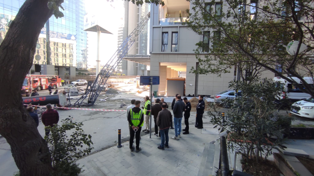 A disaster was averted at the residential construction site! The crane collapsed onto a student dormitory
