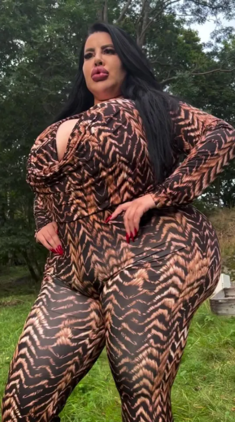 She wanted to have the biggest hips in the world! The result is horrifying