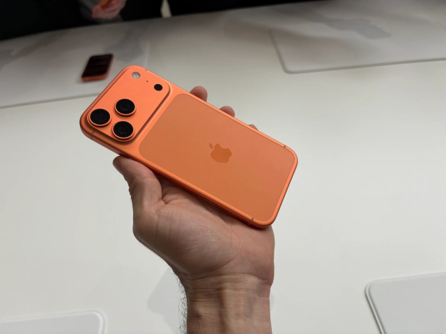 The color of the orange iPhone 17 Pro Max fades with use
