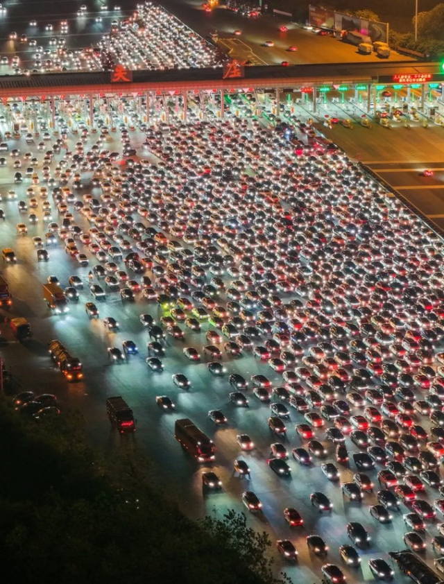 Holiday traffic in China surprises onlookers