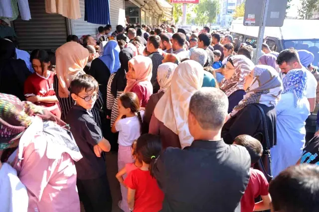50 TL crowd! They trampled each other