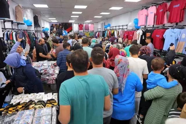 50 TL crowd! They trampled each other