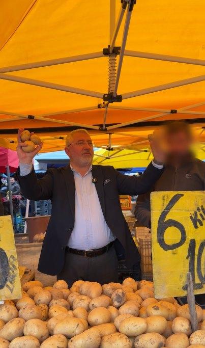 The mayor who went to inspect the market lost his temper upon hearing the insults from the tradesman