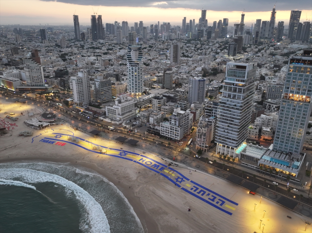 Surprise welcome for Trump in Israel! A giant 'Thank You' banner was hung on the beach