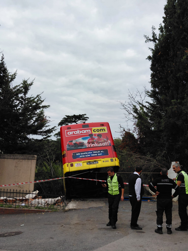 A disaster was averted in Istanbul! The IETT bus with failed brakes had an accident