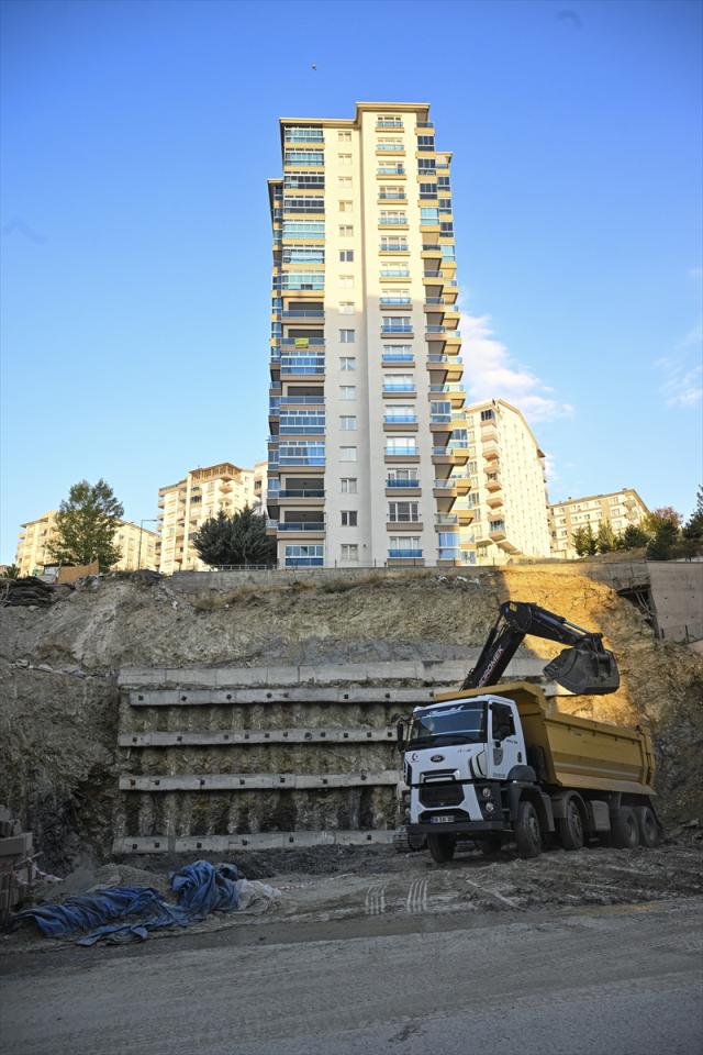 Terrifying landslide in Ankara: 17-story building housing 300 people evacuated