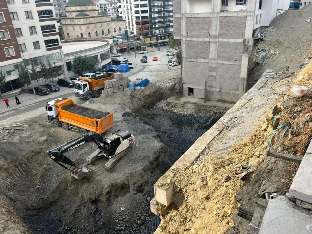 Terrifying landslide in Ankara: 17-story building housing 300 people evacuated