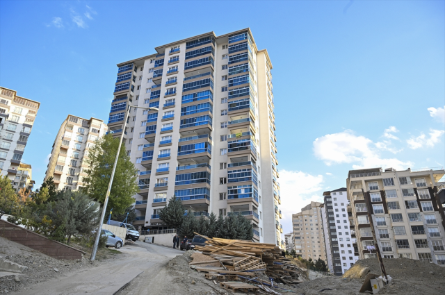 Terrifying landslide in Ankara: 17-story building housing 300 people evacuated