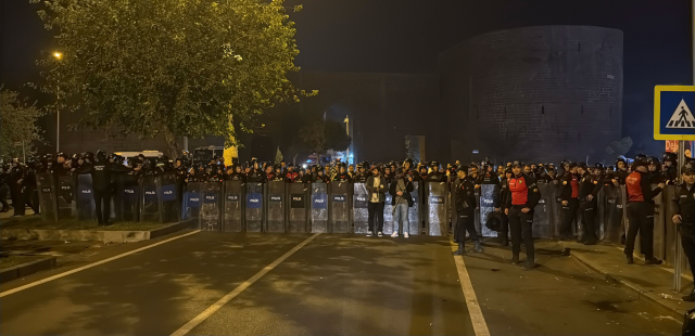 Intervention with tear gas during the 'Freedom for Öcalan' march in Diyarbakır