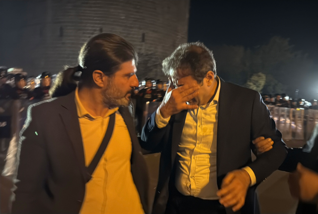 Intervention with tear gas during the 'Freedom for Öcalan' march in Diyarbakır