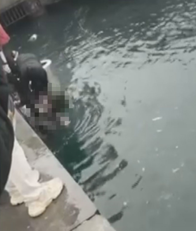 A rescue operation in Istanbul! 4 disabled citizens fell into the sea, one lost their life
