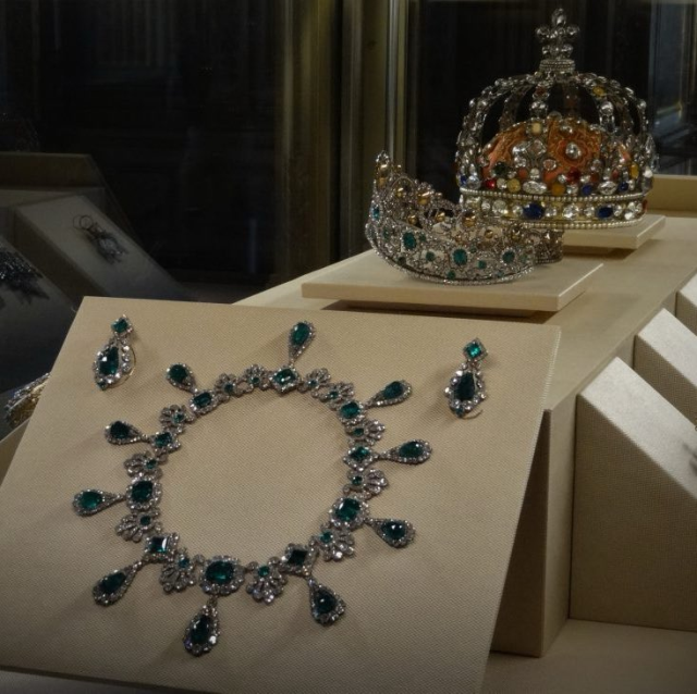 Robbery in broad daylight at the Louvre Museum! They stole Napoleon's jewels in 7 minutes