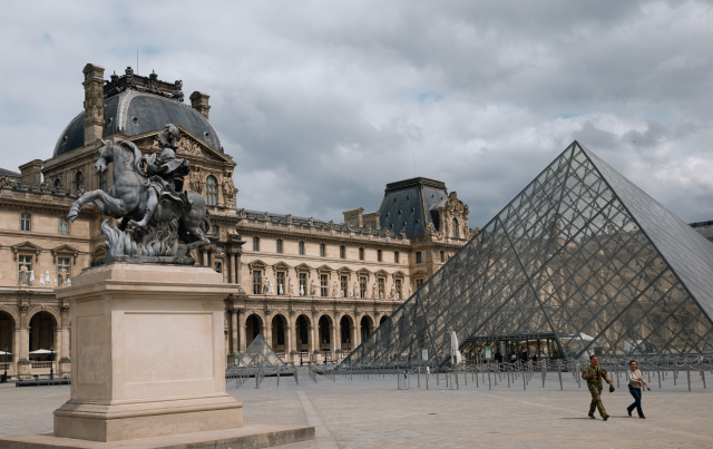 Robbery in broad daylight at the Louvre Museum! They stole Napoleon's jewels in 7 minutes