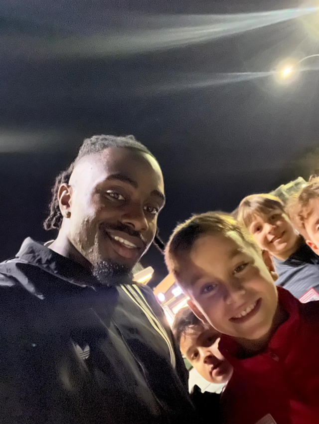 The new star of the Super League played football with children on the sidewalk