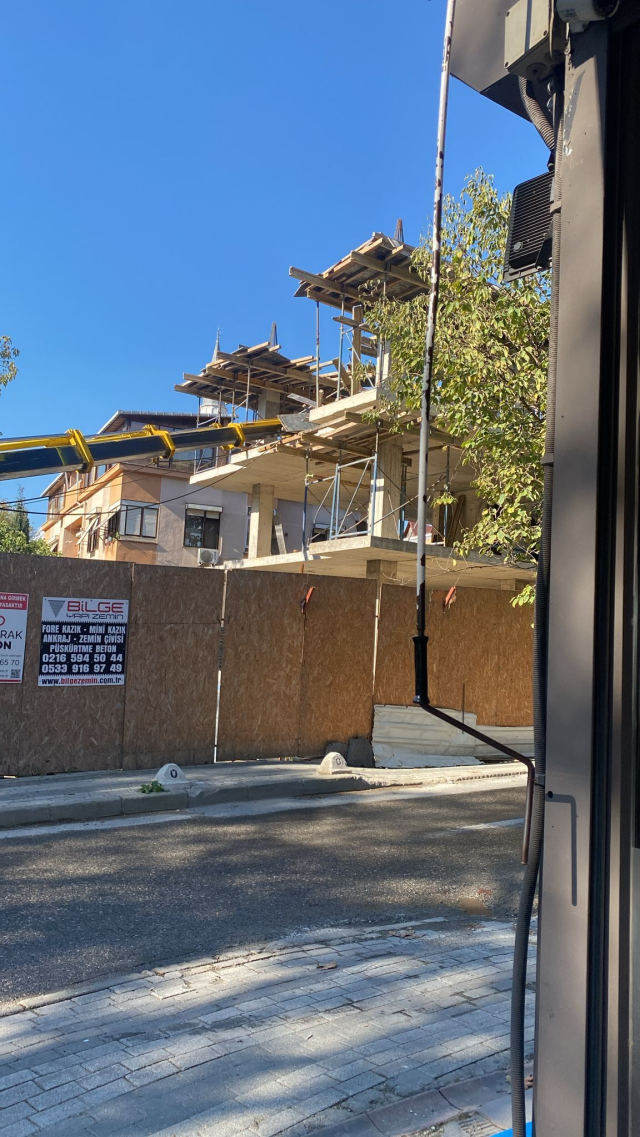 Terrifying accident at the construction site in Acıbadem: Crane toppled over the construction area